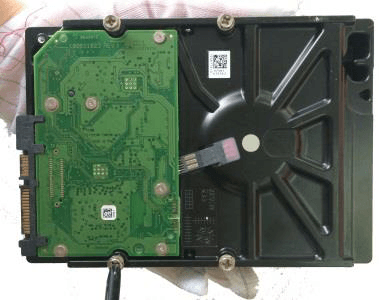 Screws fitted on the HDD but not fastened